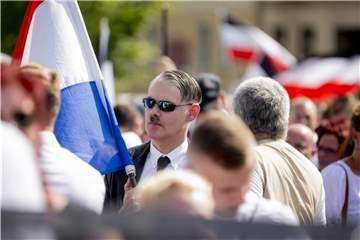 Mit Hitlerbart: Ein Teilnehmer der Neonazi-Demonstration anlässlich des 31. Todestages von Rudolf Heß. Foto: dpa