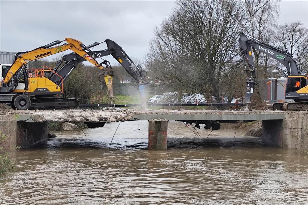 Mit Hochdruck wurde der Abbruch der Berkelbrücke durchgezogen. Der hohe Wasserstand der Berkel hatte dafür gesorgt, dass das Widerlager der Brücke unterspült wurde. Das Bauwerk wurde dadurch labil.