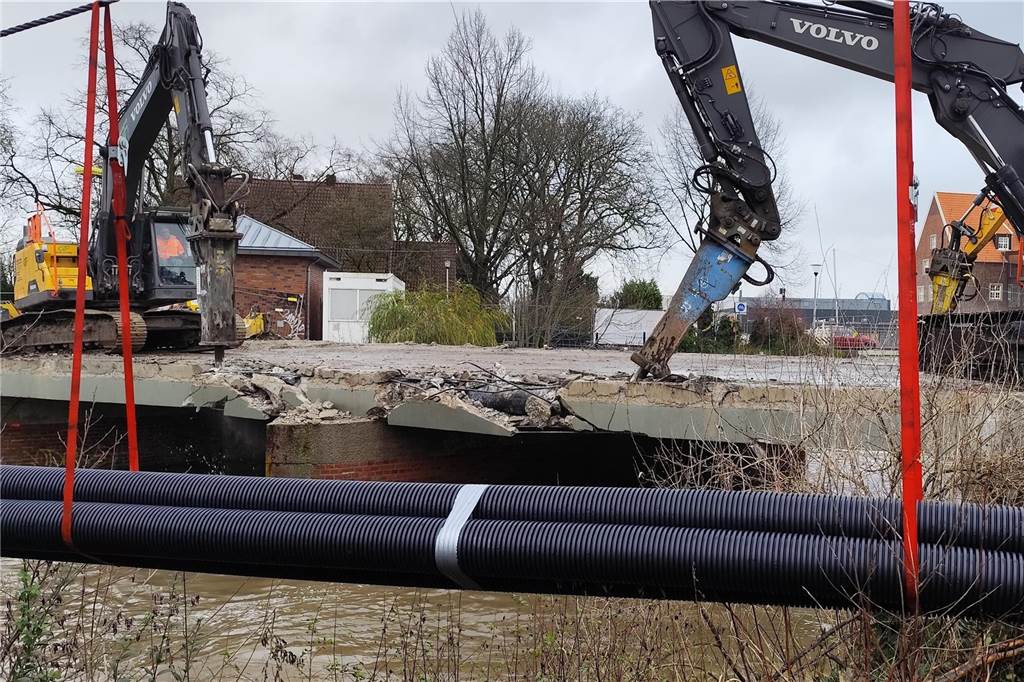 Mit Hochdruck wurde der Abbruch der Berkelbrücke durchgezogen. Der hohe Wasserstand der Berkel hatte dafür gesorgt, dass das Widerlager der Brücke unterspült wurde. Das Bauwerk wurde dadurch labil.