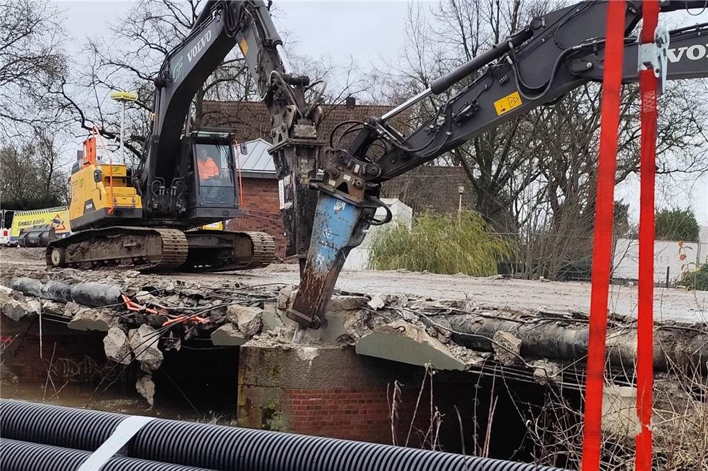 Mit Hochdruck wurde der Abbruch der Berkelbrücke durchgezogen. Der hohe Wasserstand der Berkel hatte dafür gesorgt, dass das Widerlager der Brücke unterspült wurde. Das Bauwerk wurde dadurch labil.