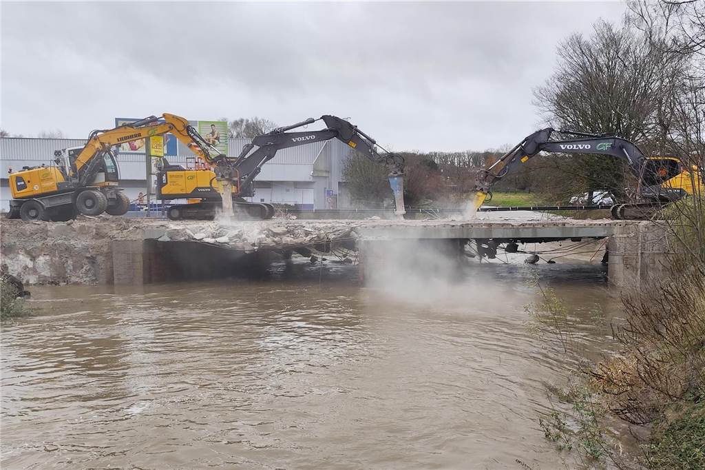 Mit Hochdruck wurde der Abbruch der Berkelbrücke durchgezogen. Der hohe Wasserstand der Berkel hatte dafür gesorgt, dass das Widerlager der Brücke unterspült wurde. Das Bauwerk wurde dadurch labil.