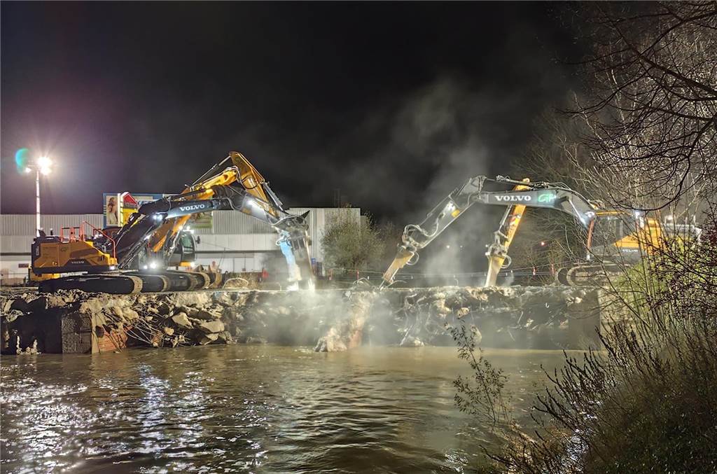 Mit Hochdruck wurde der Abbruch der Berkelbrücke durchgezogen. Der hohe Wasserstand der Berkel hatte dafür gesorgt, dass das Widerlager der Brücke unterspült wurde. Das Bauwerk wurde dadurch labil.
