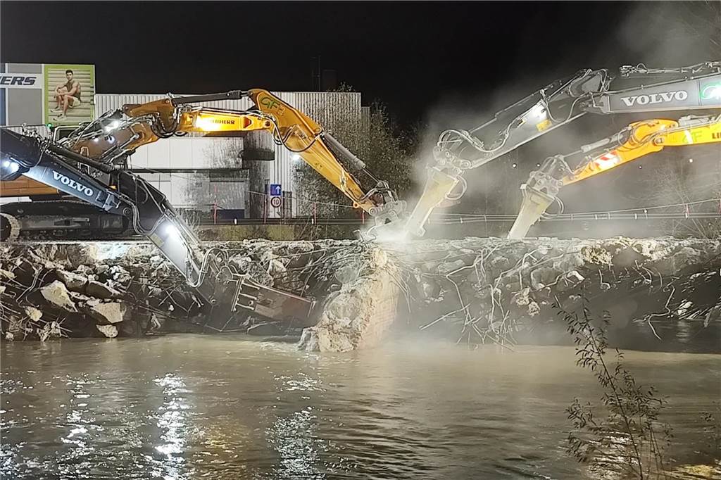 Mit Hochdruck wurde der Abbruch der Berkelbrücke durchgezogen. Der hohe Wasserstand der Berkel hatte dafür gesorgt, dass das Widerlager der Brücke unterspült wurde. Das Bauwerk wurde dadurch labil.