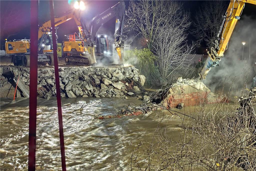 Mit Hochdruck wurde der Abbruch der Berkelbrücke durchgezogen. Der hohe Wasserstand der Berkel hatte dafür gesorgt, dass das Widerlager der Brücke unterspült wurde. Das Bauwerk wurde dadurch labil.