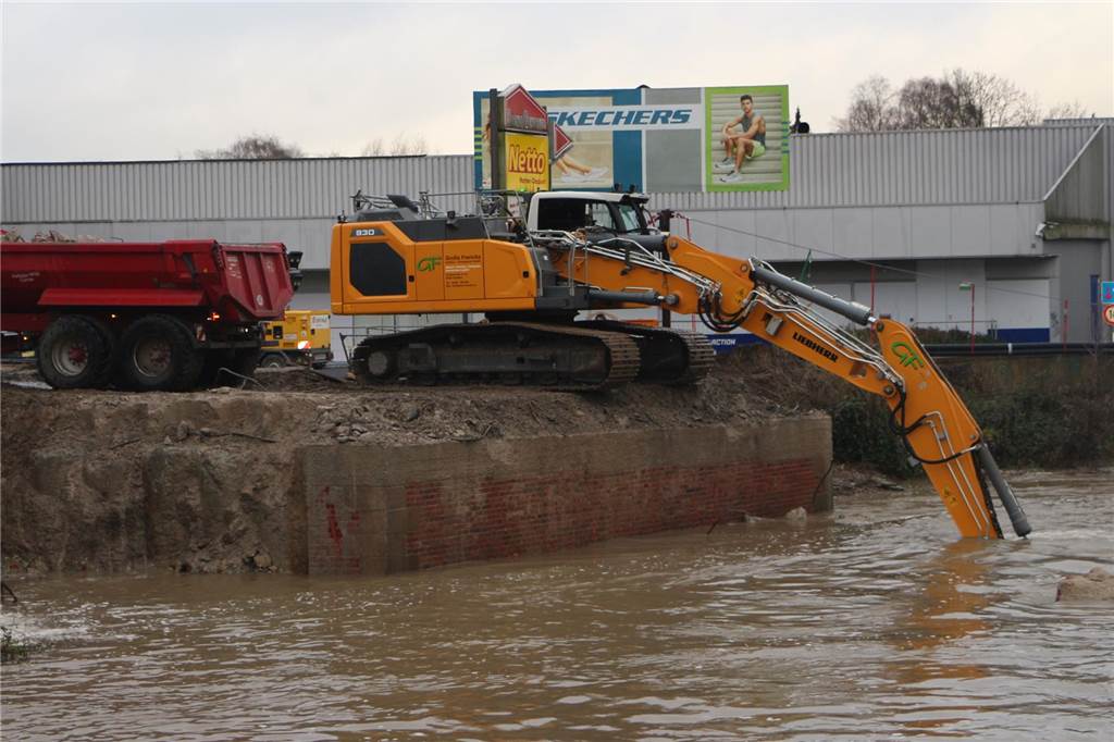 Mit Hochdruck wurde der Abbruch der Berkelbrücke durchgezogen. Der hohe Wasserstand der Berkel hatte dafür gesorgt, dass das Widerlager der Brücke unterspült wurde. Das Bauwerk wurde dadurch labil.