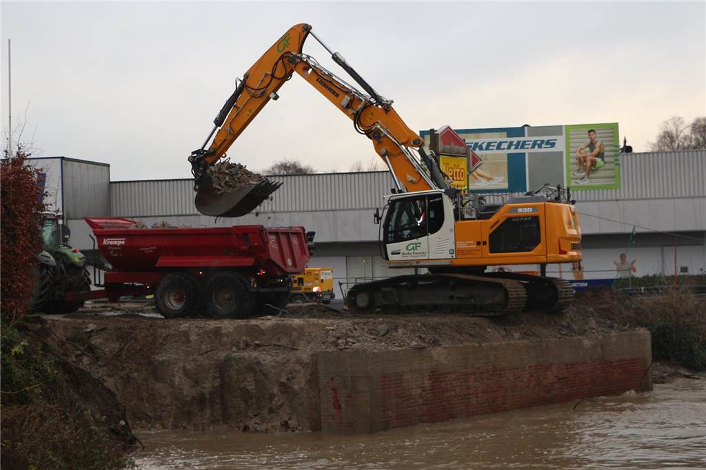 Mit Hochdruck wurde der Abbruch der Berkelbrücke durchgezogen. Der hohe Wasserstand der Berkel hatte dafür gesorgt, dass das Widerlager der Brücke unterspült wurde. Das Bauwerk wurde dadurch labil.