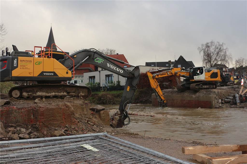 Mit Hochdruck wurde der Abbruch der Berkelbrücke durchgezogen. Der hohe Wasserstand der Berkel hatte dafür gesorgt, dass das Widerlager der Brücke unterspült wurde. Das Bauwerk wurde dadurch labil.