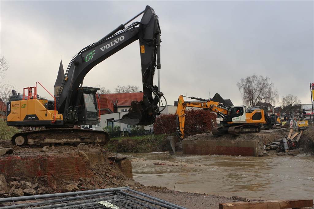 Mit Hochdruck wurde der Abbruch der Berkelbrücke durchgezogen. Der hohe Wasserstand der Berkel hatte dafür gesorgt, dass das Widerlager der Brücke unterspült wurde. Das Bauwerk wurde dadurch labil.