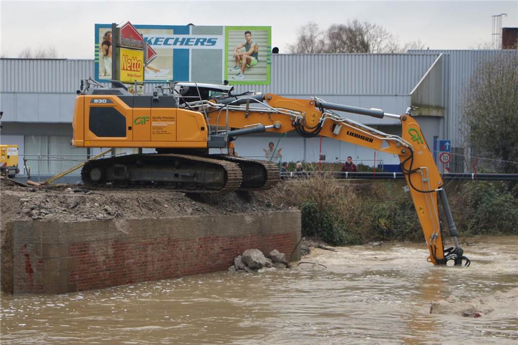 Mit Hochdruck wurde der Abbruch der Berkelbrücke durchgezogen. Der hohe Wasserstand der Berkel hatte dafür gesorgt, dass das Widerlager der Brücke unterspült wurde. Das Bauwerk wurde dadurch labil.