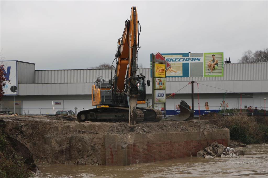 Mit Hochdruck wurde der Abbruch der Berkelbrücke durchgezogen. Der hohe Wasserstand der Berkel hatte dafür gesorgt, dass das Widerlager der Brücke unterspült wurde. Das Bauwerk wurde dadurch labil.