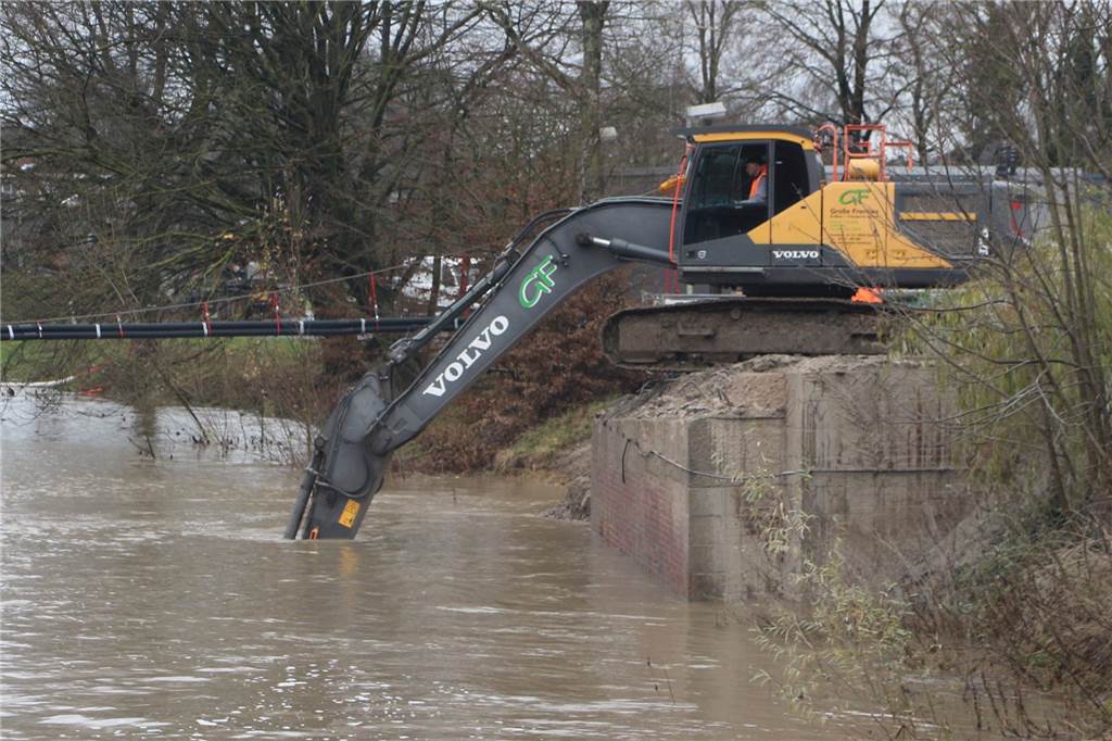 Mit Hochdruck wurde der Abbruch der Berkelbrücke durchgezogen. Der hohe Wasserstand der Berkel hatte dafür gesorgt, dass das Widerlager der Brücke unterspült wurde. Das Bauwerk wurde dadurch labil.