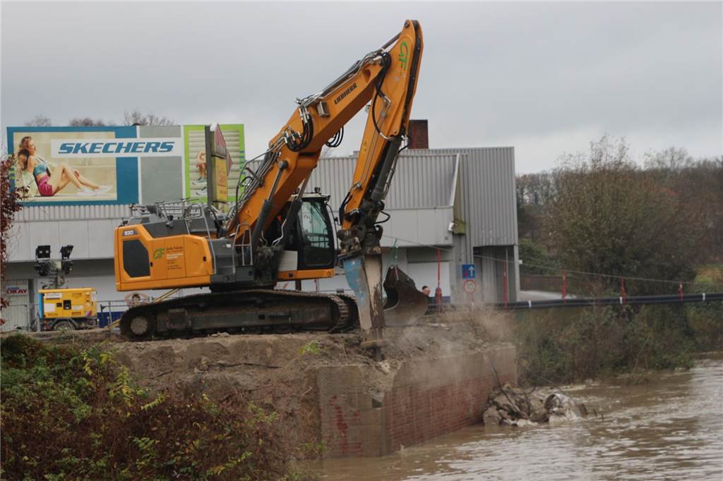 Mit Hochdruck wurde der Abbruch der Berkelbrücke durchgezogen. Der hohe Wasserstand der Berkel hatte dafür gesorgt, dass das Widerlager der Brücke unterspült wurde. Das Bauwerk wurde dadurch labil.