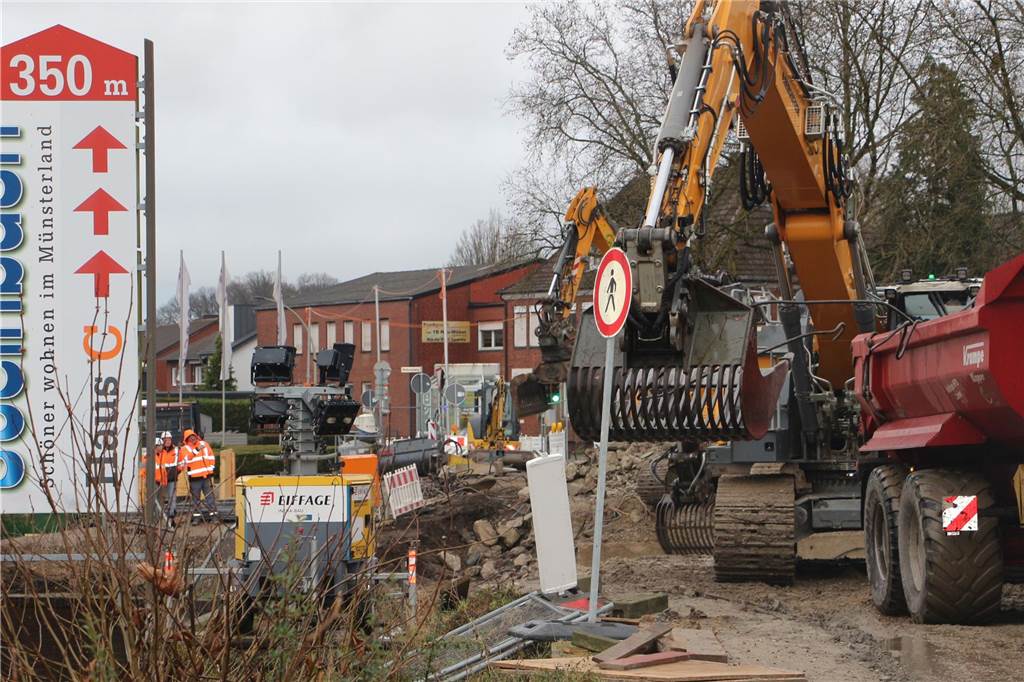 Mit Hochdruck wurde der Abbruch der Berkelbrücke durchgezogen. Der hohe Wasserstand der Berkel hatte dafür gesorgt, dass das Widerlager der Brücke unterspült wurde. Das Bauwerk wurde dadurch labil.