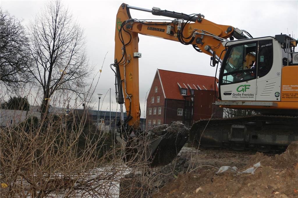Mit Hochdruck wurde der Abbruch der Berkelbrücke durchgezogen. Der hohe Wasserstand der Berkel hatte dafür gesorgt, dass das Widerlager der Brücke unterspült wurde. Das Bauwerk wurde dadurch labil.