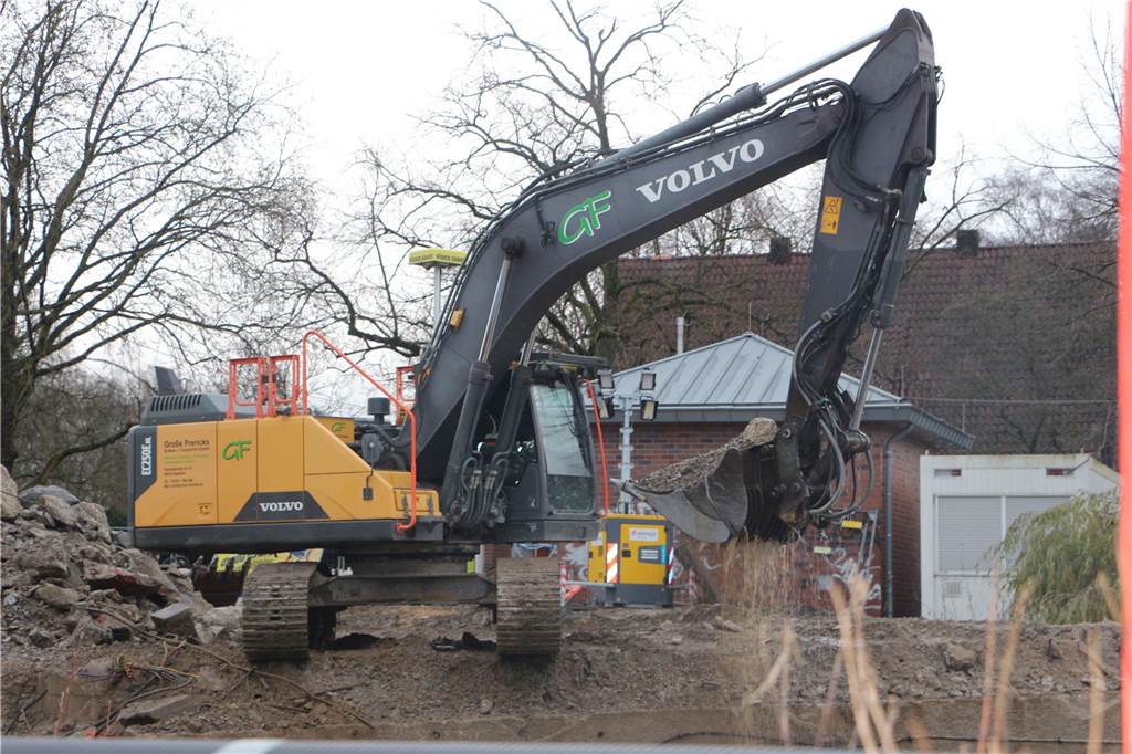 Mit Hochdruck wurde der Abbruch der Berkelbrücke durchgezogen. Der hohe Wasserstand der Berkel hatte dafür gesorgt, dass das Widerlager der Brücke unterspült wurde. Das Bauwerk wurde dadurch labil.