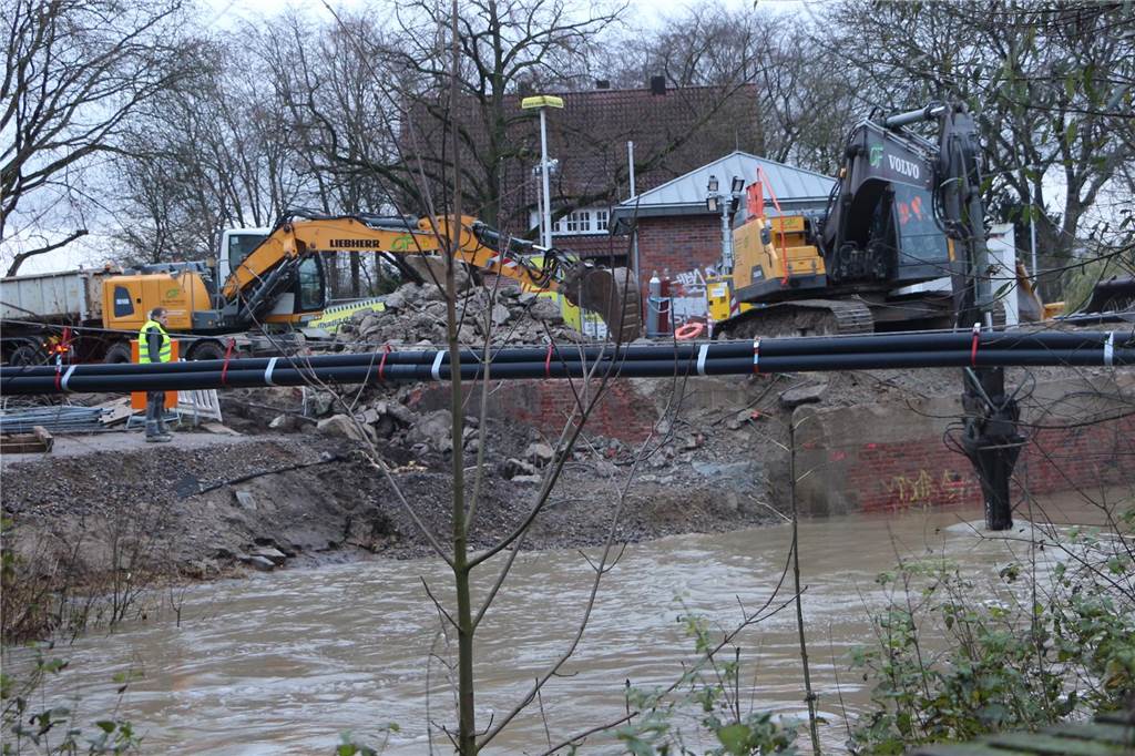 Mit Hochdruck wurde der Abbruch der Berkelbrücke durchgezogen. Der hohe Wasserstand der Berkel hatte dafür gesorgt, dass das Widerlager der Brücke unterspült wurde. Das Bauwerk wurde dadurch labil.