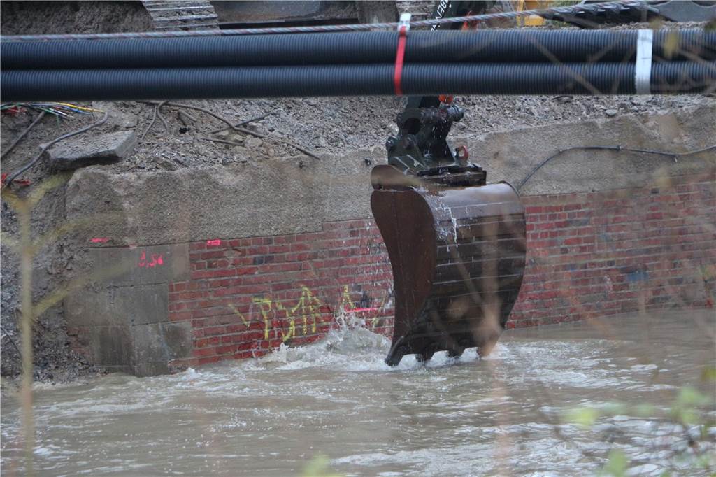 Mit Hochdruck wurde der Abbruch der Berkelbrücke durchgezogen. Der hohe Wasserstand der Berkel hatte dafür gesorgt, dass das Widerlager der Brücke unterspült wurde. Das Bauwerk wurde dadurch labil.