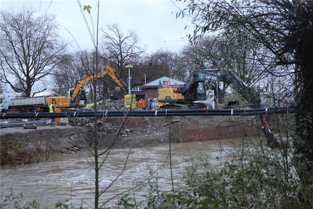 Mit Hochdruck wurde der Abbruch der Berkelbrücke durchgezogen. Der hohe Wasserstand der Berkel hatte dafür gesorgt, dass das Widerlager der Brücke unterspült wurde. Das Bauwerk wurde dadurch labil.