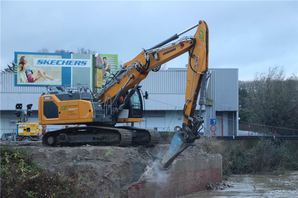 Mit Hochdruck wurde der Abbruch der Berkelbrücke durchgezogen. Der hohe Wasserstand der Berkel hatte dafür gesorgt, dass das Widerlager der Brücke unterspült wurde. Das Bauwerk wurde dadurch labil.