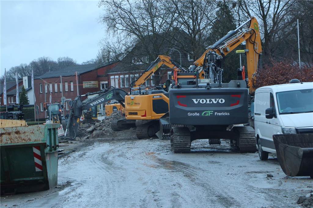 Mit Hochdruck wurde der Abbruch der Berkelbrücke durchgezogen. Der hohe Wasserstand der Berkel hatte dafür gesorgt, dass das Widerlager der Brücke unterspült wurde. Das Bauwerk wurde dadurch labil.