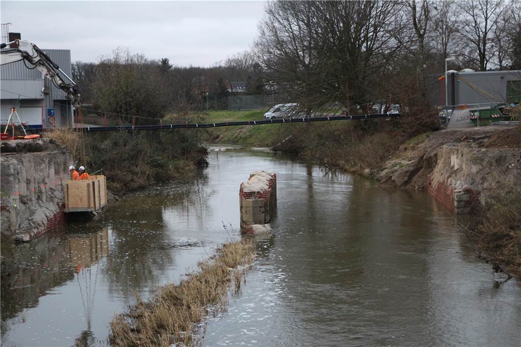 Mit Hochdruck wurde der Abbruch der Berkelbrücke durchgezogen. Der hohe Wasserstand der Berkel hatte dafür gesorgt, dass das Widerlager der Brücke unterspült wurde. Das Bauwerk wurde dadurch labil.