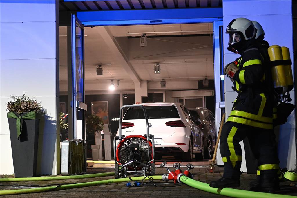 Brand im Autohaus Köpper: Nachbarin verhinderte wohl Schlimmeres Feuer Autohaus Köpper Tiemeyer Dorsten