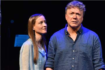 Mit hoher Schauspielkunst und großem Engagement setzten sich Susanne Hocke und Jürgen Larys mit dem Tabuthema Sterben auseinander.