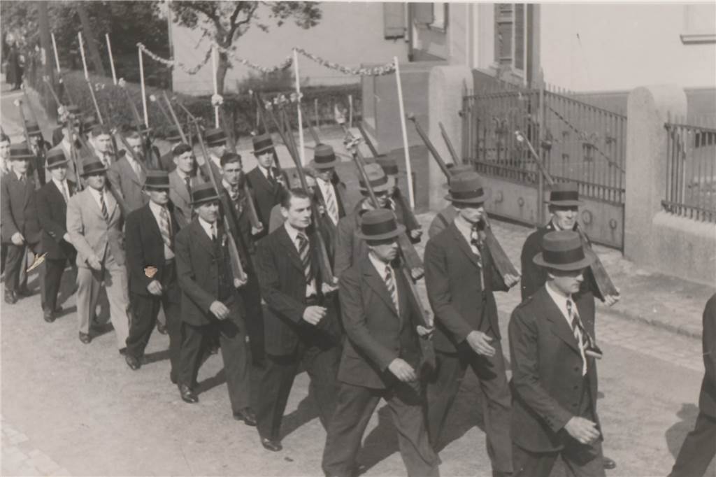 Hinweise zeigen: Lanstroper Schützenverein mit düsterer Vergangenheit Mit Holzgewehren marschierten die Lanstroper Schützen 1938 durch die Straßen