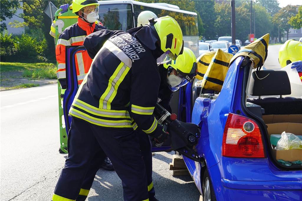 Autounfall auf Pallasstraße: Feuerwehr schneidet Dach eines Kleinwagens ab Mit hydraulischem Rettungsgerät schnitt die Feuerwehr die verunglückte Person aus dem VW Polo frei.