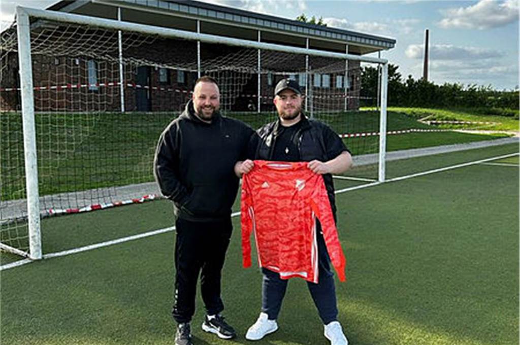 Marcel Splettstößer (l.) und Gianis Batsis (r.) halten ein Trikot hoch.