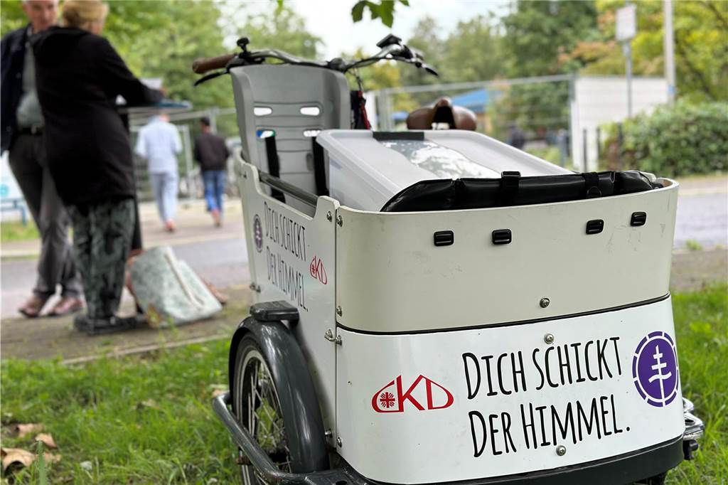 Kritik an Situation der Geflüchteten in der Seestadthalle Mit ihrem Beratungsmobil sind Mitglieder des Asylkreises regelmäßig an der Seestadthalle.
