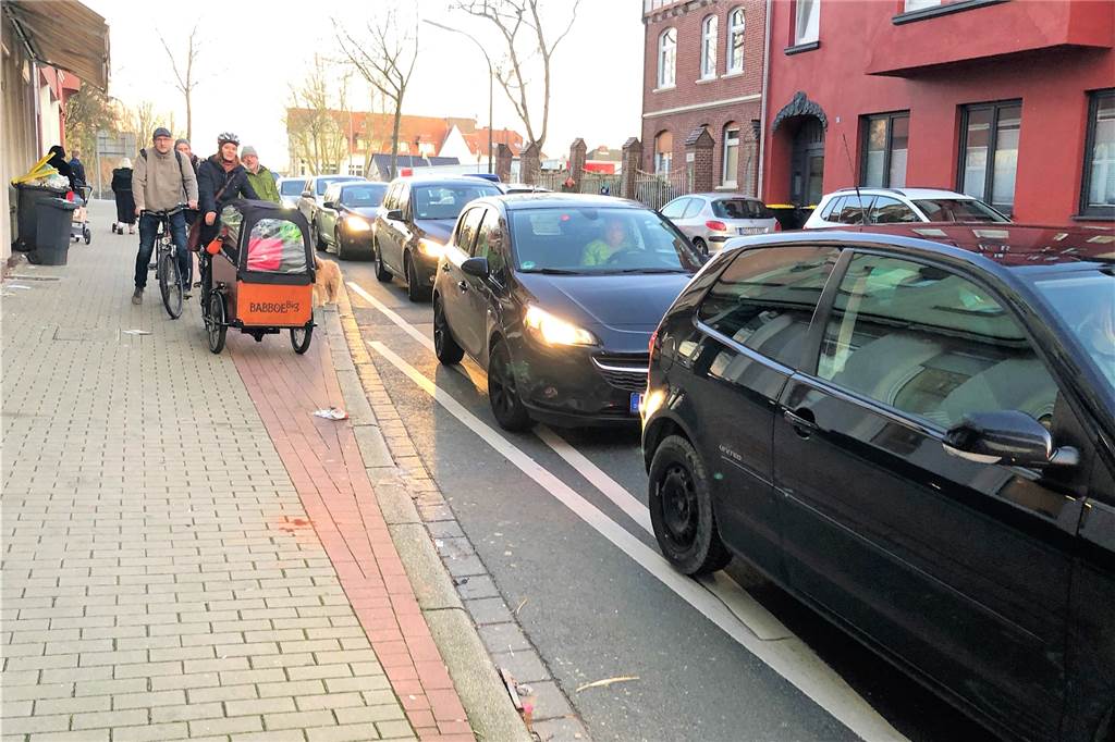 Poleposition für Radfahrer an Ampel-Kreuzungen: Gibt es bald mehr davon in Dortmund? Mit ihrem Lastenrad, in dem ihre drei Kinder sitzen, kann Grünen-Sprecherin Julia Kowal nicht an den stehenden Kraftfahrzeugen vorbeifahren, um den Aras zu erreichen.