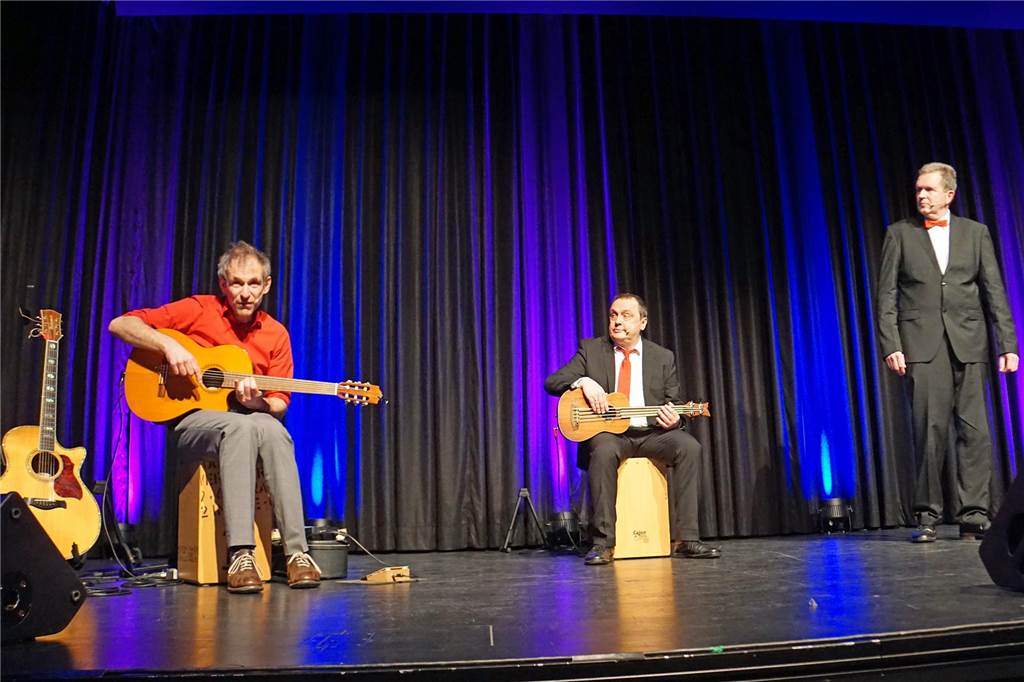 Gesunde Ernährung, KI und mehr: Kabarett-Trio Storno begeistert Seit mehr als 20 Jahren stehen Thomas Philipzen, Harald Funke und Jochen Rüther (von links) gemeinsam als Storno auf der Bühne. Im Sommer 2025 ist Schluss.