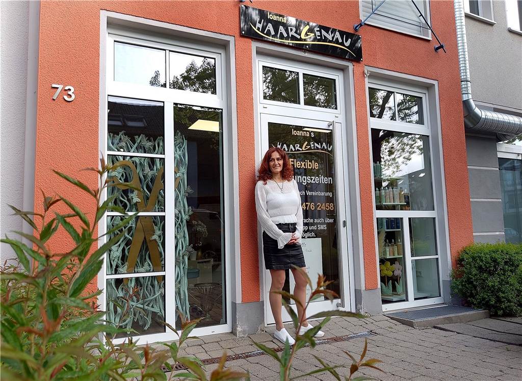 „Ioanna’s Haargenau“ füllt mit Neueröffnung eine Lücke im Gänsewinkel Mit ihrem Salon „Ioanna’s Haargenau“ ist Friseurmeisterin Ioanna Holl (54) umgezogen in neue Räumlichkeiten an der Grünstraße 73 im Gänsewinkel.
