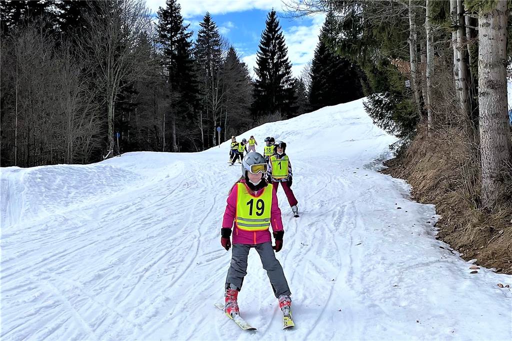 Coronafreie Skifreizeit – mutige Grundschule in Dortmund wird belohnt Mit ihren neonfarbenen Leibchen über den Jacken waren die Kinder gut sichtbar.