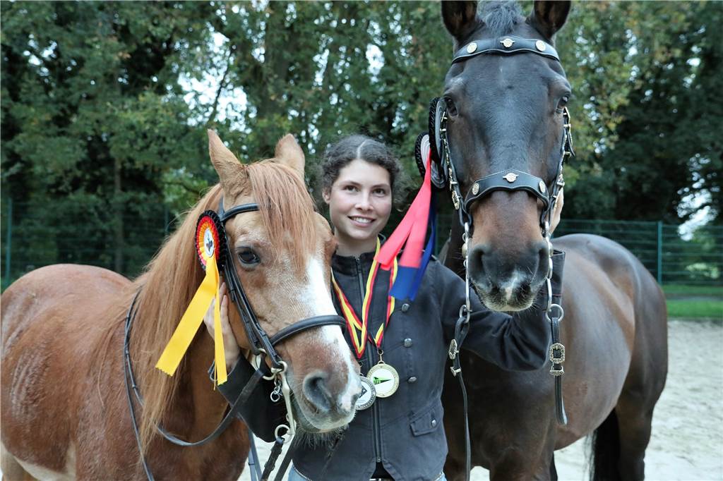 Warum Talina Lorei mit Pickelhaube und Säbel um einen DM-Titel kämpfte Mit ihren Pferden Obelix und Akuna (v.l.) war Talina Lorei sowohl bei der Tentpegging-DM als auch bei den Deutschen Kavallerie-Meisterschaften erfolgreich.