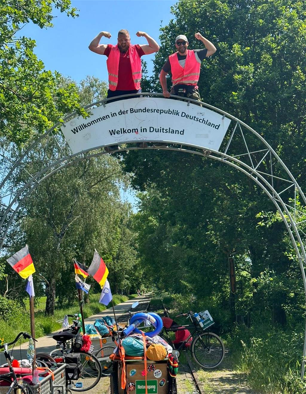 „Crazy German Guys“ haben ihre Reise nach London geschafft Mit ihren pinken Warnwesten und Fahnen sind die vier Freunde aus Haltern aufgefallen.