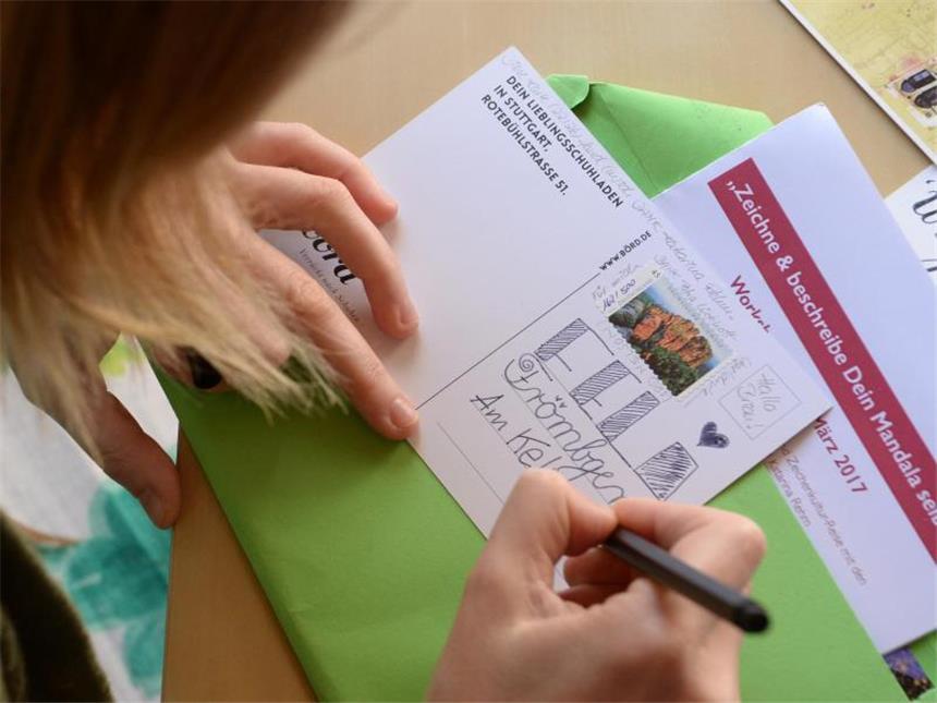 Die Postkartenschreiberin Mit ihren Postkarten schafft Sabine Rieker anspruchsvolle Poesie. Foto: Franziska Kraufmann