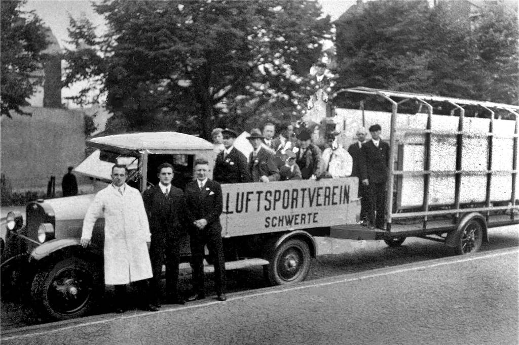 Mit ihren Transportanhängern brachten die Schwerter Segelflugsportler ihre im AW Schwerte-Ost gebauten Maschinen zu Flugwettbewerben wie in Oerlinghausenam Teutoburger Wald.