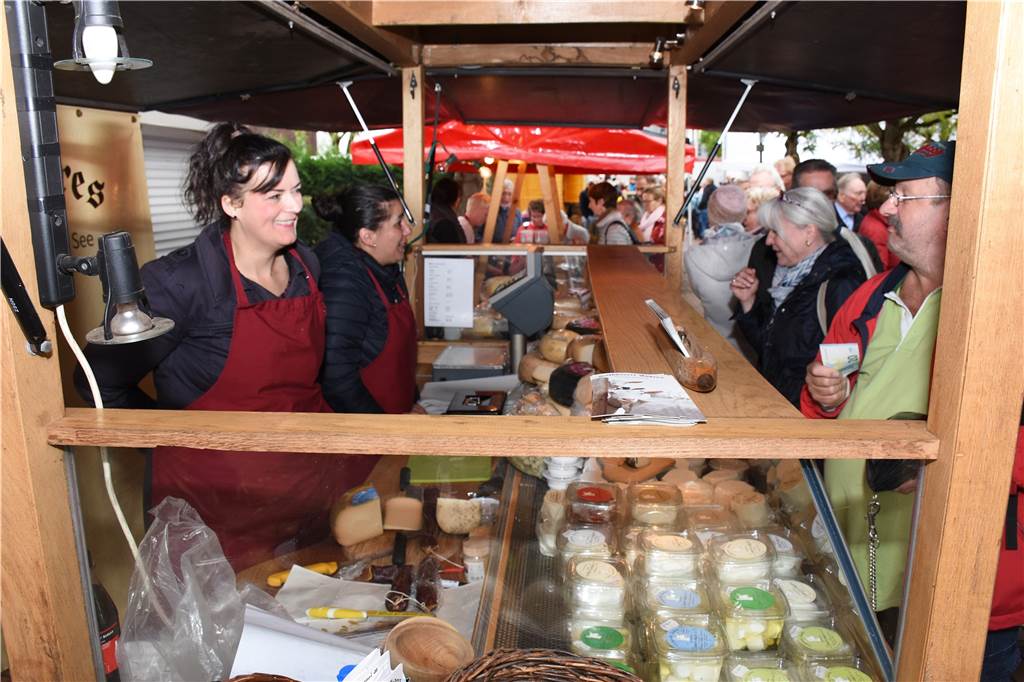 Der Halterner Gänsemarkt ist zurück: Diese Anbieter sind 2022 dabei Mit ihren Ziegen-Spezialitäten aus der hauseigenen Käserei ist auch Angela Andres (l.) wieder beim Gänsemarkt vertreten.