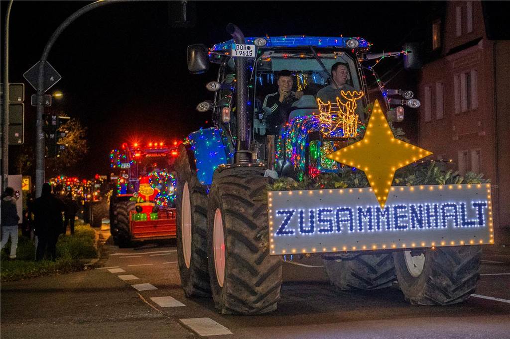 Viele Besucher bei Lichterfahrt durch Haltern Mit ihrer Aktion wollen die Landwirte auch den Zusammenhalt in der Gesellschaft fördern.
