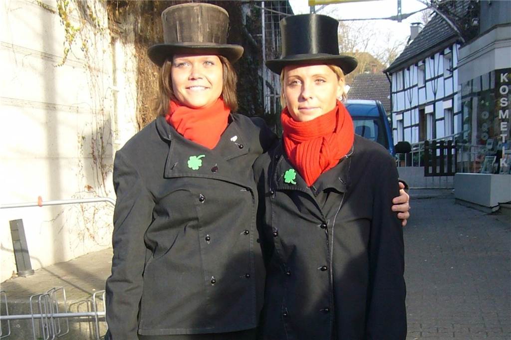Mit ihrer Schwester Carina war Sandra Dekowski auch als Glücksbringer im "Dorf" unterwegs.