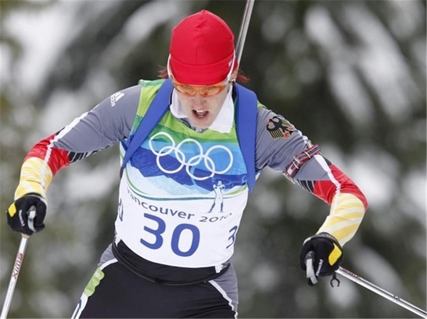 Neuner stürmt zu Gold: «Das ist der Wahnsinn» Mit ihrer unverkennbaren roten Mütze läuft Kati Wilhelm über die Strecke.