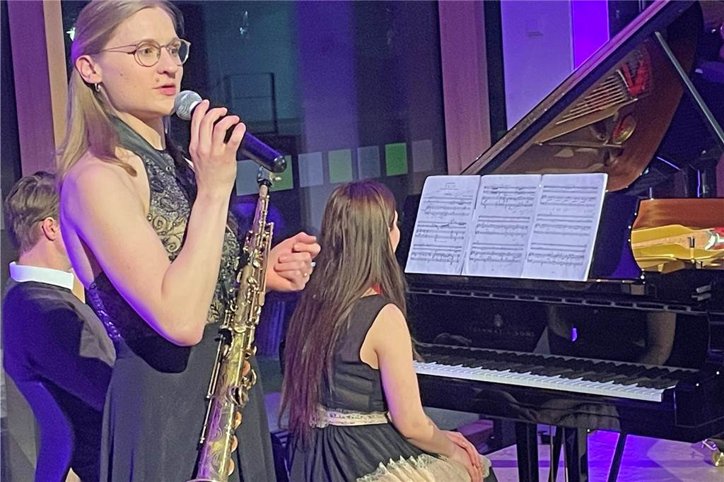 Konzert „Altrio“: Ungewöhnlicher Instrumenten-Mix begeistert Zuhörer Mit Informationen zum Trio selbst und zu den einzelnen Kompositionen lockerte Anna-Marie Schäfer die Darbietungen auf.