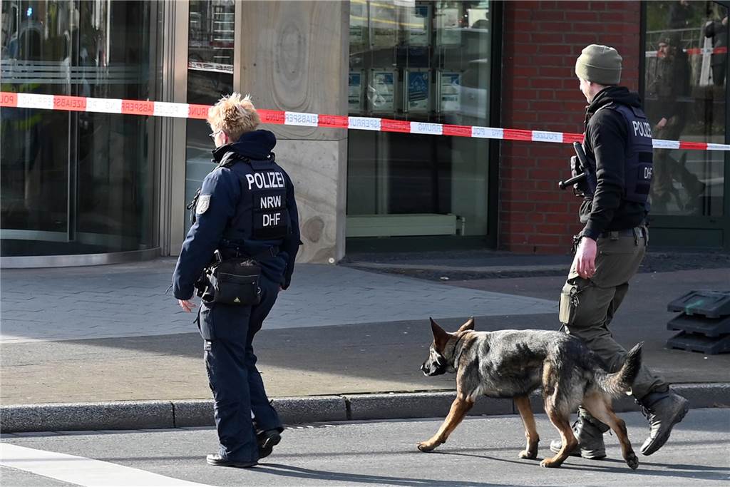 Bombendrohung gegen Volksbank: Stundenlange Suche endete ohne Fund Mit insgesamt fünf Spürhunden suchte die Polizei im Volksbank-Gebäude nach der angedrohten Bombe.