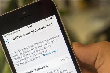 Mit iOS 11.3 lassen sich dem iPhone Angaben zum Zustand der Batterie entlocken. Dieses iPhone SE hat nach einem Jahr noch rund 94 Prozent der ursprünglichen Akkukapazität. Foto: Robert Günther