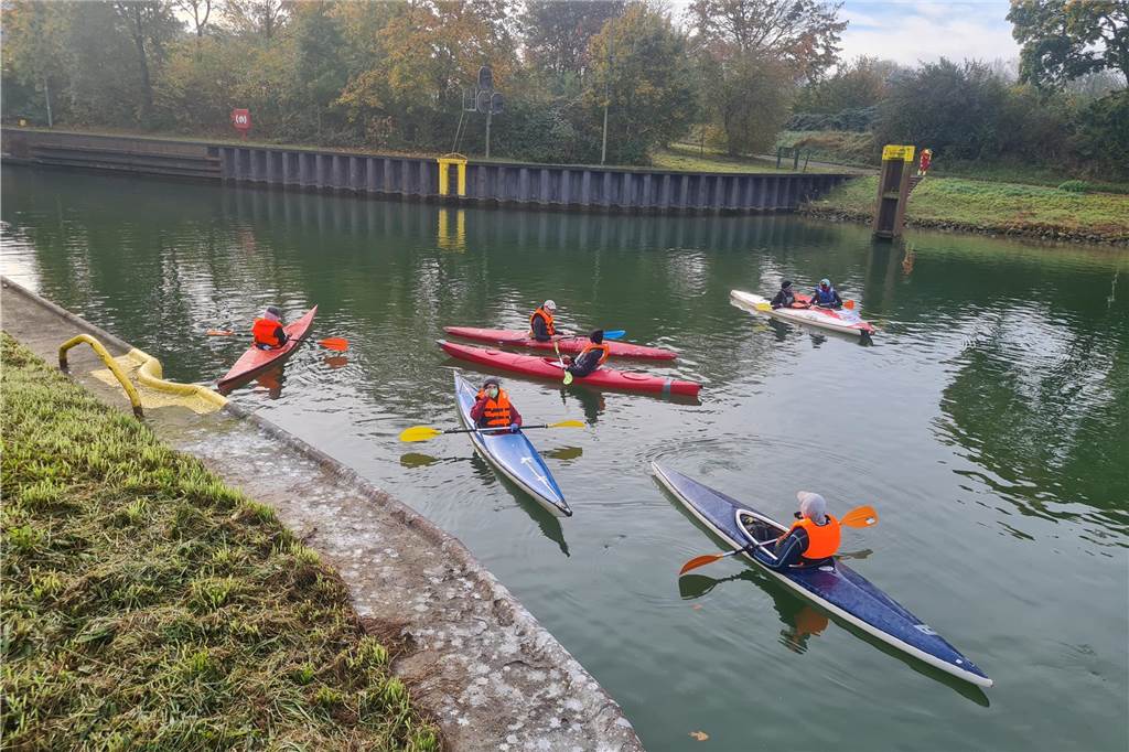 Aktivisten blockierten Flaesheimer Schleuse und legten Schiffsverkehr lahm Kajaks auf dem Wesel-Datteln-Kanal