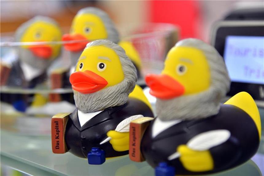 Wie man aus Karl Marx Kapital schlägt Mit Karl Marx kann man baden gehen. Foto: Harald Tittel