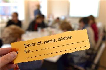 Mit Karten auf denen der Satz steht: Bevor ich sterbe, möchte ich, möchten die Hospizvereine dazu ermuntern, sich mit dem Thema Tod auseinanderzusetzen.