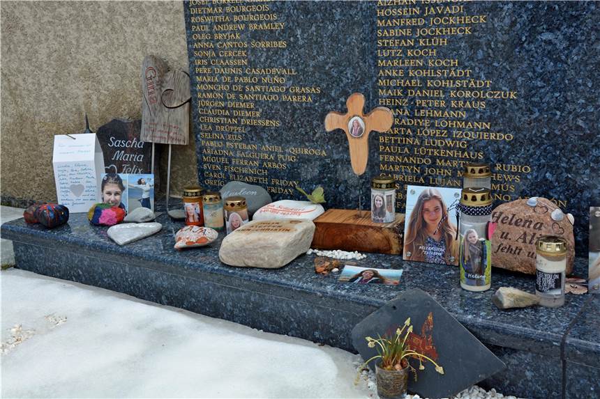 Mit Kerzen, beschrifteten Steinen und anderen Erinnerungsgegenständen wird der Opfer der Katastrophe auf dem Friedhof von Le Vernet gedacht.